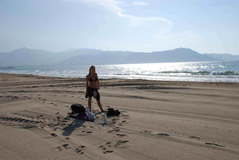 Cette main aux fesses qui m’a lancé dans un trio sauvage sur la plage
