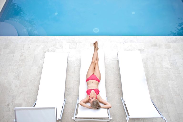 Femme en bikini au bord de la piscine
