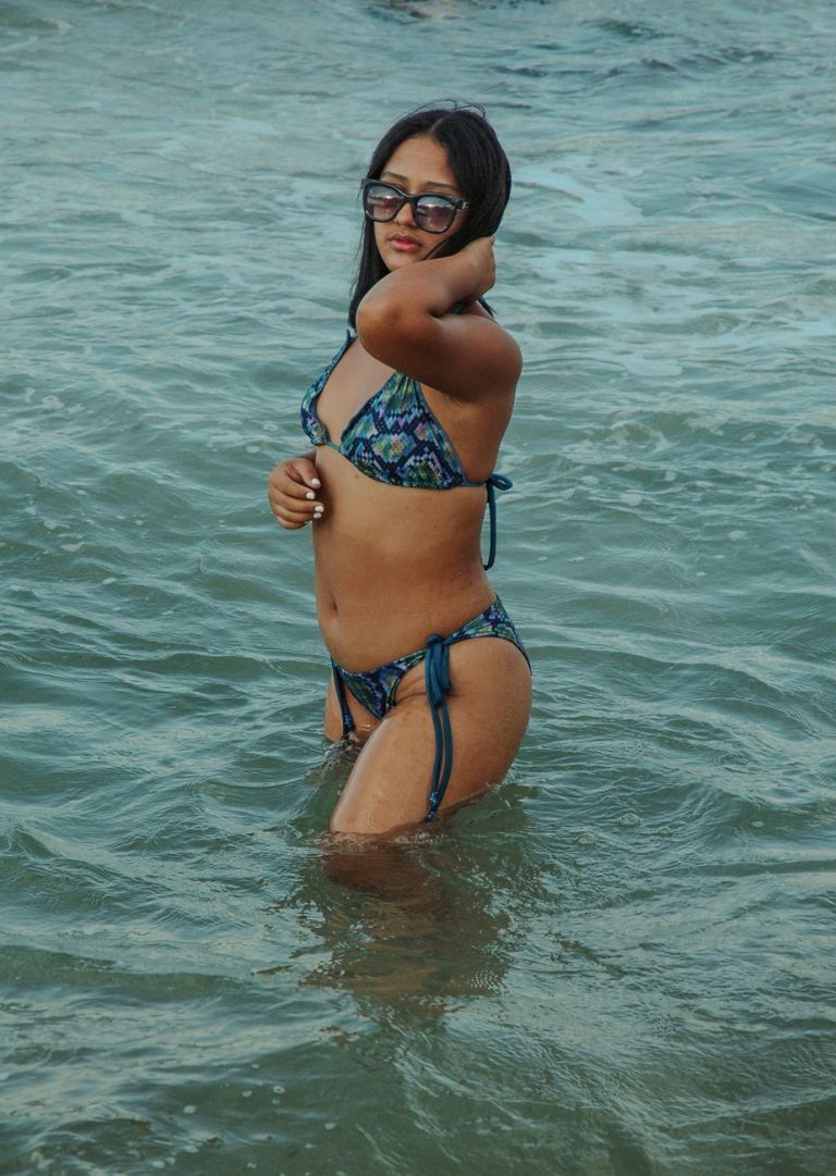 Femme en bikini au bord de la piscine