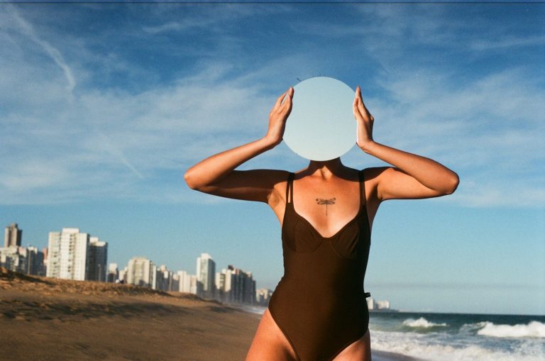 Femme en bikini au bord de la piscine