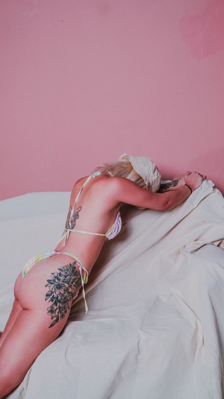 Femme en bikini au bord de la piscine