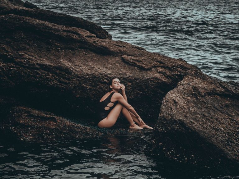 Femme en bikini au bord de la piscine