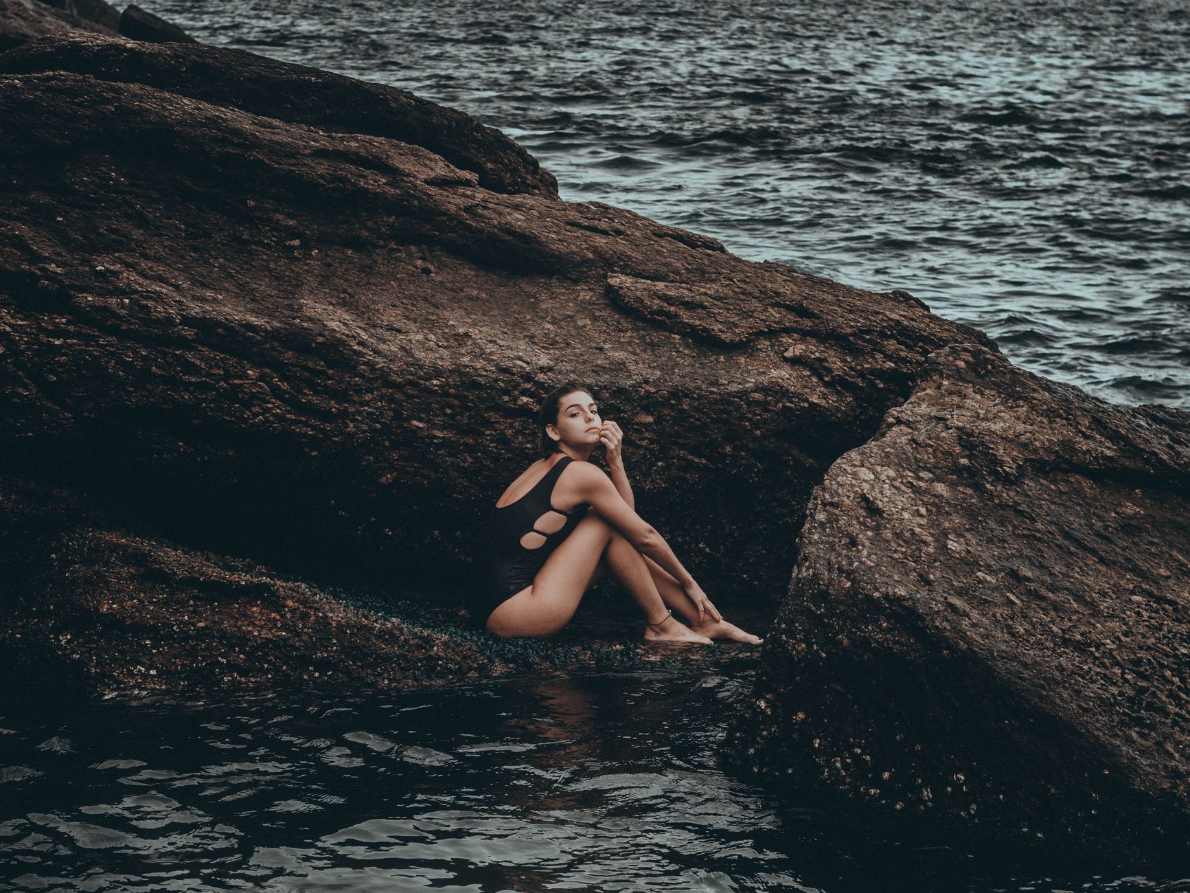 Femme en bikini au bord de la piscine