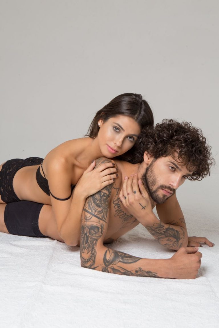Couple enlacé
