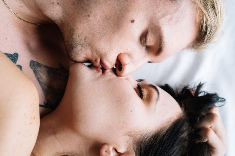 Couple enlacé