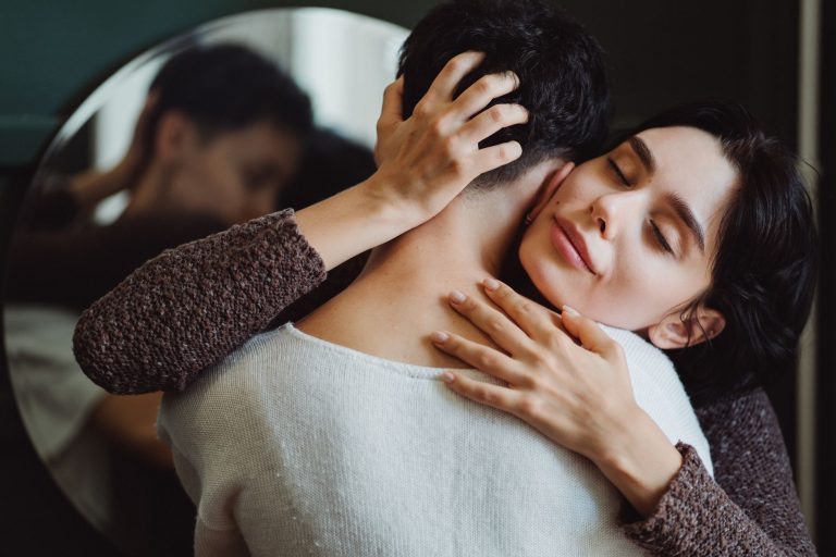 Couple enlacé